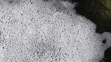 Biyolojik tedavi deposunda köpüklü kirli zehirli su. Su kirliliği ve tedavi kavramı