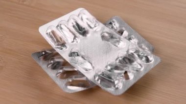 Boş su toplayıcı ilaç paketleri kapanıyor.