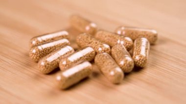 Tıbbi madde parçacıkları içeren ek kapsüller.