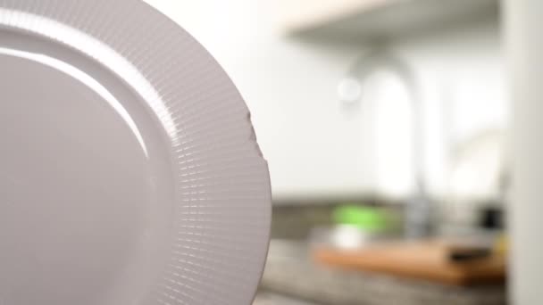 在厨房的底座上手拿着破碎的陶瓷盘 碎坏了的盘子 — 图库视频影像