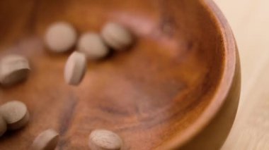 Brewer 'ın maya hapları. Kırsal ahşap kasede besin takviyesi tabletleri