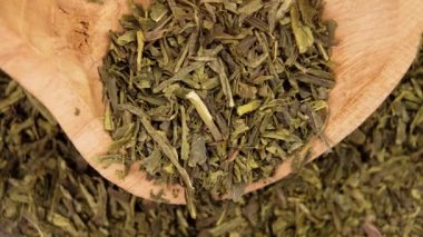 Kurutulmuş Japon Sencha yeşil çay yaprakları ahşap kırsal kasede.