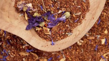 Kurumuş çiçek çayları ahşap bir kasede. Üst Manzara. Döndürme