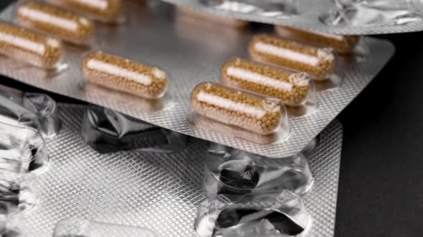 Kapsul Farmasi Coklat Dengan Partikel Dalam Paket Blister Antara Paket — Stok Video