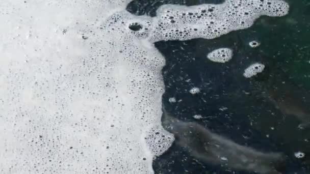 被泡沫污染的工业用水表面 缓慢运动的污水 靠近点 — 图库视频影像