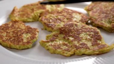 Taze sebze diyeti kabaklı börek seramik tabakta yakın plan.