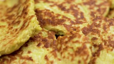 Sebze diyeti kabak böreği sosu. Döndürme. Makro
