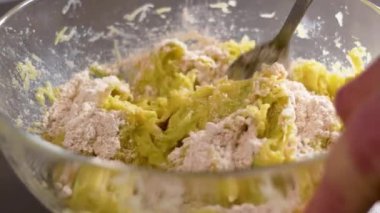 Diyet krep pişirmek için cam bir kasede un ile karıştırılmış sebze kabağı yeşili hamur.
