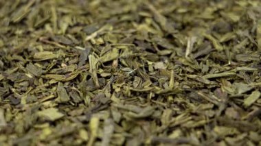 Kuru Çin yeşil sencha çay yaprakları yakın. Döndürme
