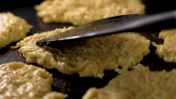 Fritar Panquecas Abobrinha Vegetais Uma Panela Cozinhar Fritos Close — Vídeo de Stock
