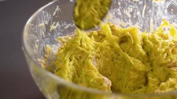 Mengaduk Adonan Zucchini Sayuran Dengan Tepung Dalam Mangkuk Kaca Untuk — Stok Video
