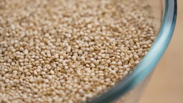 Biji Bijian Quinoa Yang Belum Dimasak Jatuh Dalam Mangkuk Kaca — Stok Video