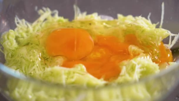 Приготування Зеленого Овочевого Тіста Тертими Кабачками Падаючим Яйцем Повільному Русі — стокове відео