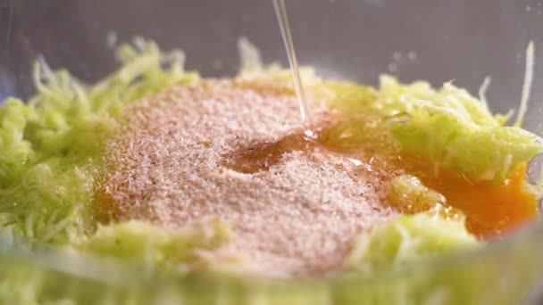 Wylewanie Oleju Kokosowego Ciasto Warzywne Tartej Cukinii Jajka Psyllium Bliska — Wideo stockowe