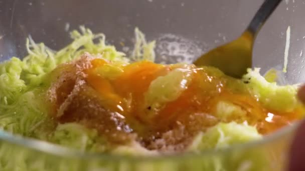 Mencampurkan Adonan Sayuran Yang Sehat Dengan Parutan Zucchini Oatmeal Dan — Stok Video