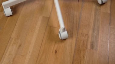 İş yerinin zemininde bir ofis sandalyesinin yuvarlanan tekerleği.