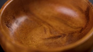 Boş oyulmuş ahşap kase, yakın çekim. Döndürme