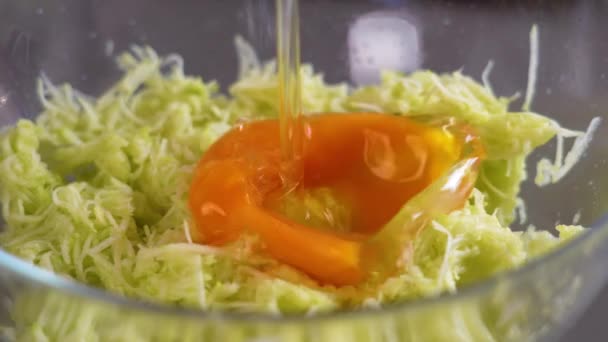 Äggula Faller Och Stänk Matlagning Grönsak Zucchini Deg Glasskål Närbild — Stockvideo