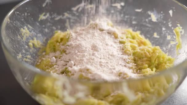 Hafermehl Grünem Gemüseteig Mit Geriebenen Zucchini Einer Glasschüssel Hinzufügen — Stockvideo