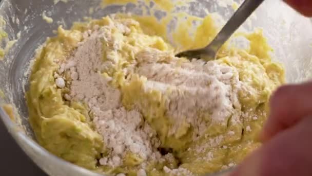 Zöldséges Diétás Tészta Összekeverése Reszelt Cukkinivel Zabpehellyel Üvegtálban — Stock videók