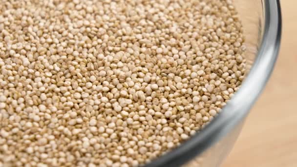Egy Teli Üveg Fehér Quinoa Mag Közeledik Forgás Szuperélelmiszer Gluténmentes — Stock videók