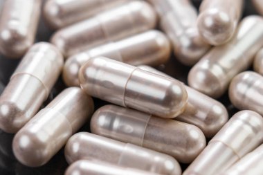 Narkotik ilaç ilaç ilaç kapsülleri kapanıyor.