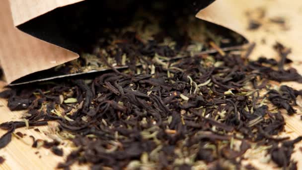 Rozproszone Opakowanie Czarnej Herbaty Ziołowej Tymiankiem Opakowaniem Papierowym Blisko Obrót — Wideo stockowe