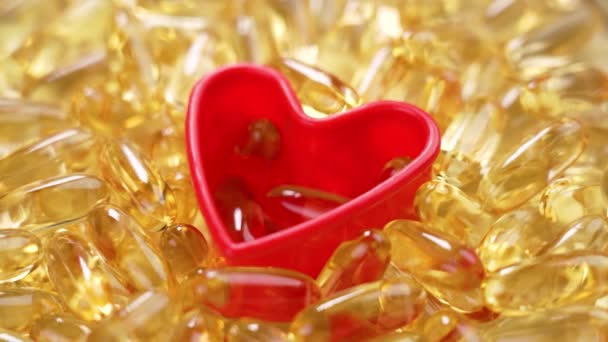 Κίτρινες Κάψουλες Omega Κόκκινο Σχήμα Καρδιάς Πτώση Φυσικά Συμπληρώματα Θαλασσινών — Αρχείο Βίντεο