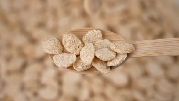 Fallen Knusprige Kernförmige Quinoa Flocken Für Ein Gesundes Frühstück Einen — Stockvideo