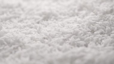 Hindistancevizi gevrekleri yavaş çekimde düşüyor. Fındık doğal bileşen.