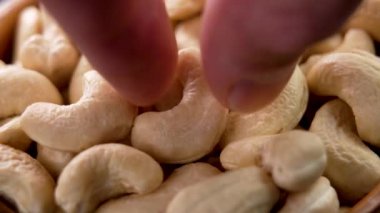 Kurutulmuş fındık yemeye hazır ellerinizi kaldırın.