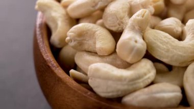 Ahşap kasede çiğ kaju fıstığı. Doğal sağlıklı beslenme malzemesi. Döndürme