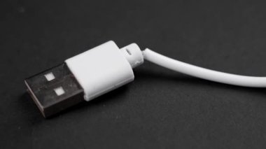 Hasarlı beyaz telefon şarjı kablosu. Kapatın.