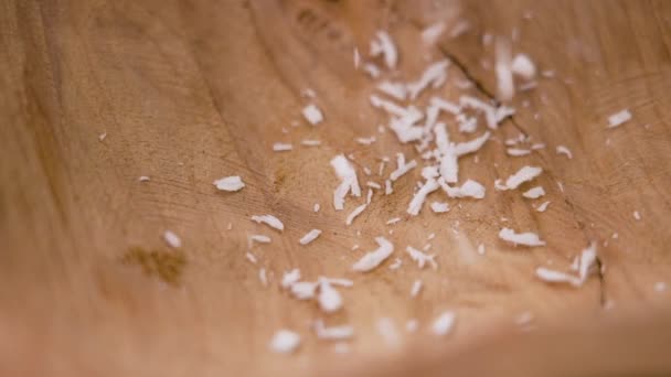 Flocos Coco Ralados Caindo Uma Tigela Madeira Perto Ingrediente Dietético — Vídeo de Stock