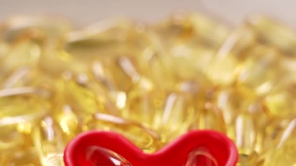 Nutricional Vitamina Suplemento Cápsula Forma Coração Plástico Perto — Vídeo de Stock