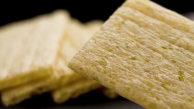 Mısır gevreğinin sarı dokusunu yakından çek. Döndürme