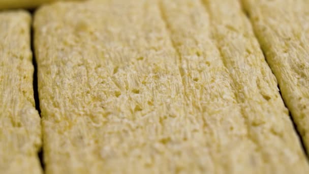 Textura Amarela Pão Milho Saudável Perto Rotação — Vídeo de Stock