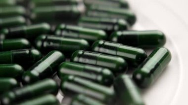 Yeşil doğal destek kapsülleri kapanıyor. Döndürme