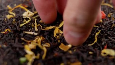 El, çiçekli ve narenciyeli kuru meyve çayı alır. Makro çekim