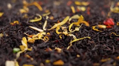 Kuru yaprakları dökülmüş meyve vitaminli çay. Sağlıklı organik içecek. Döndürme. Yavaş çekim