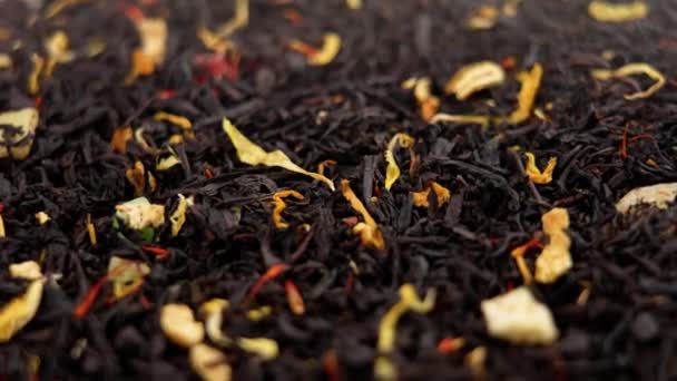 Schwarzer Tee Aus Trockenfrüchten Mit Blütenblättern Und Zitrusfrüchten Makro Rotation — Stockvideo