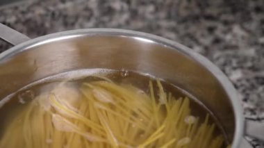 Geleneksel İtalyan spagettisini ev yapımı elektrikli ocakta pişirmek.