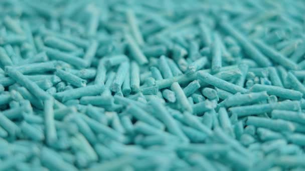 清洁可生物降解的带有蓝色天然颗粒的猫粪 — 图库视频影像