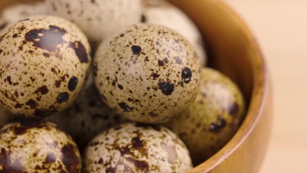 Ovos Codorna Crus Com Casca Manchada Tigela Madeira Rústica Rotação — Vídeo de Stock