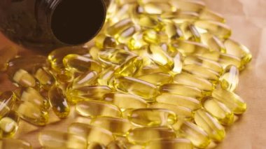 Eczane şişeli sarı omega-3 balık yağı kapsülleri. Doğal gıda takviyesi.