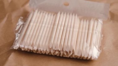 Yeni manikür ahşap çubuklar ya da plastik pakette tırnak eti satanlar. Profesyonel güzellik salonu aleti. Döndürme