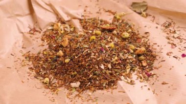 Bitkisel kahverengimsi çaylar kağıdın üzerinde kurutulmuş çay.