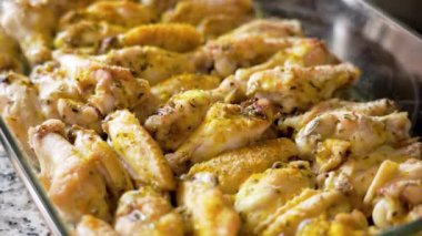 Lezzetli ev yapımı kızarmış tavuk kanatları.