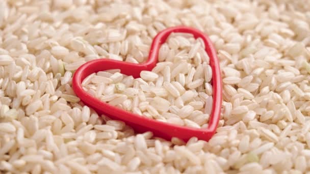 Bio Rohkost Aus Unverarbeitetem Braunen Reissamen Roter Herzform Aus Nächster — Stockvideo