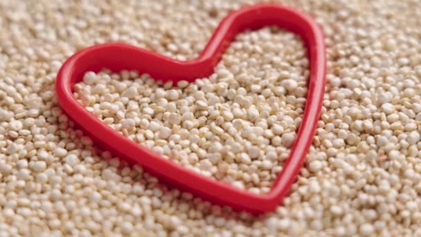 Vita Organiska Ivory Quinoa Frön Rött Hjärta Plast Form Närbild — Stockvideo